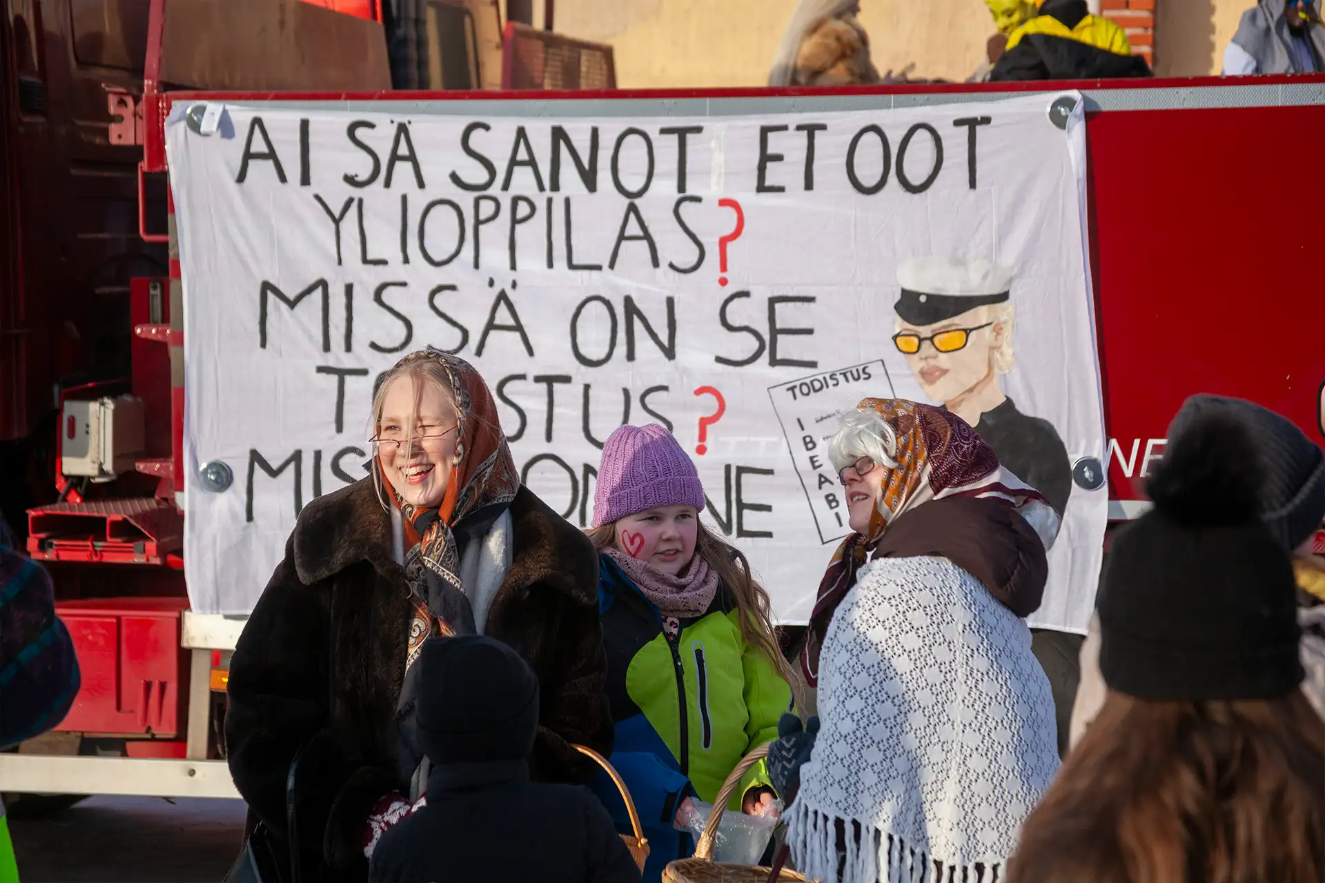 Karnevaaliasuihin pukeutuneita osallistujia keskustelemassa yleisötapahtumassa Ylivieskassa.